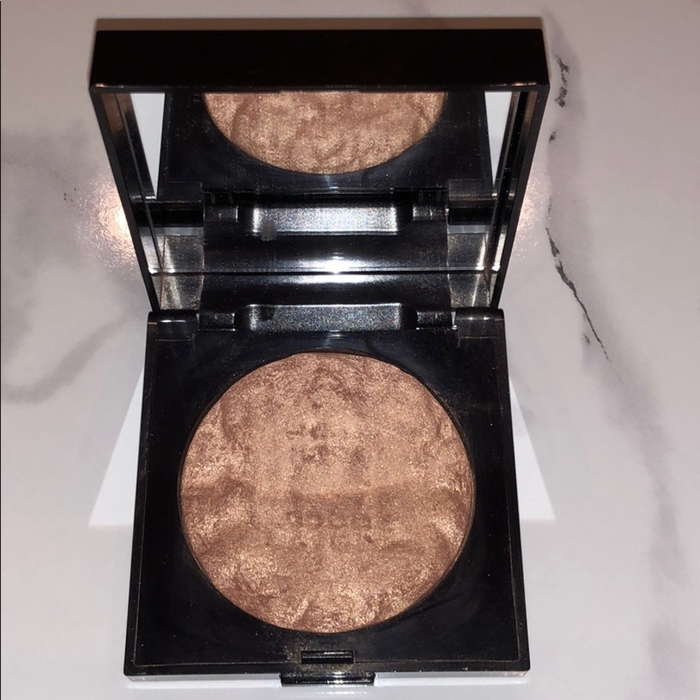 Laura Mercier face Illuminator indiscretion